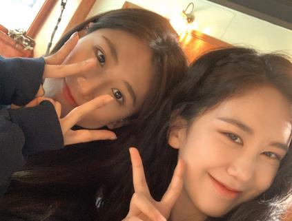 브이 브이  